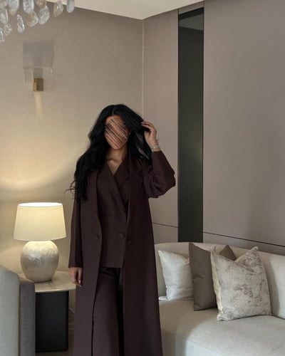 عباية بليزر كريب بني مع طقم داخلي قطعتين القصة عاد...