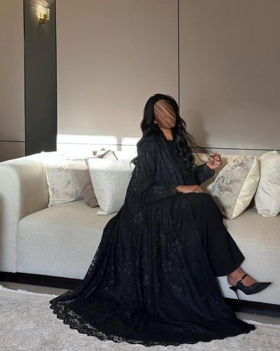 عباية دانتيل مبطن كريب أسود كلوش