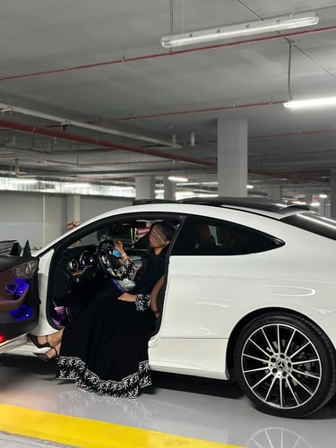 عباية كريب ملكي اسود مع تطريز ابيض