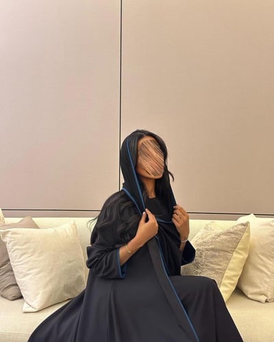 عباية كريب تايواني اسود مع اطراف قيطان تركواز كلوش