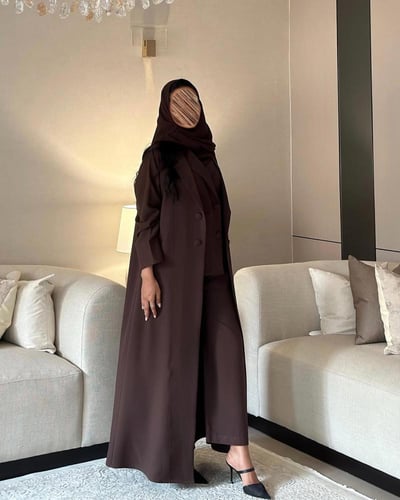 عباية بليزر كريب بني مع طقم داخلي قطعتين القصة عاد...