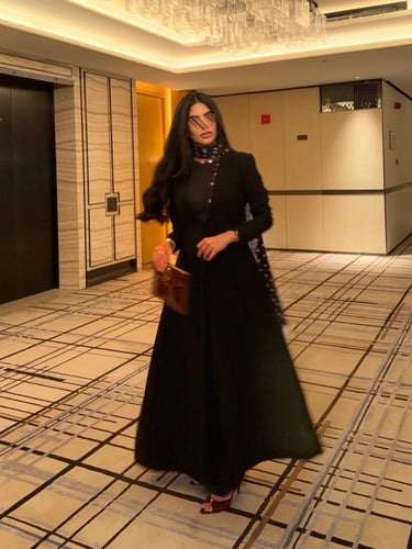 عباية كريب اسود مبطن مع شيفون منقط ودانتيل ابيض