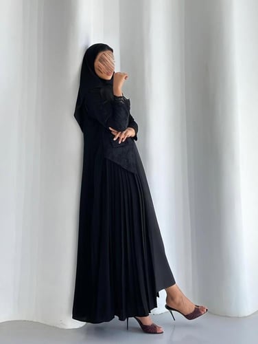 عباية كريب اسود فاحم مع دانتيل وتكسير