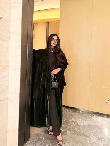 عباية مخمل زيتي مع دانتيل اسود نص بشت