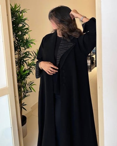 عباية بليزر كريب ملكي مع تطريز أبيض