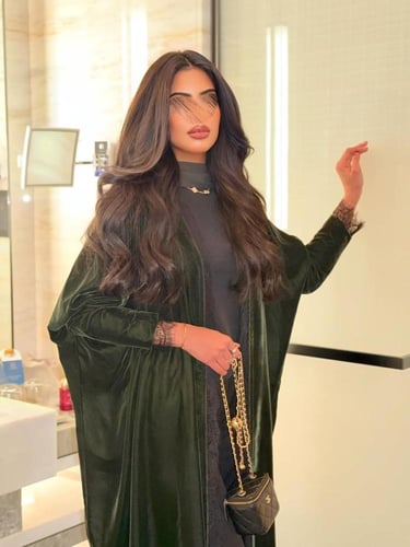 عباية مخمل زيتي مع دانتيل اسود نص بشت