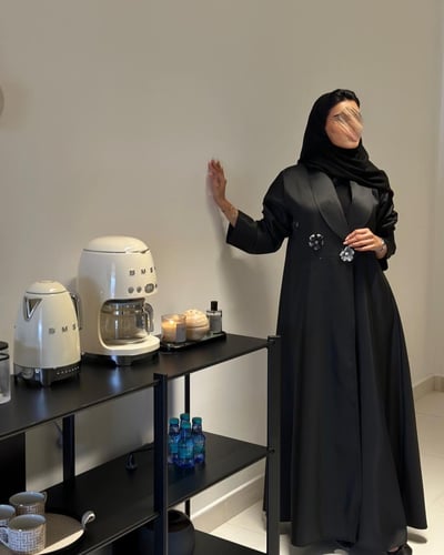 عباية كلوش تفتة اسود مع ورد اورقانزا مع لؤلؤ وكرست...