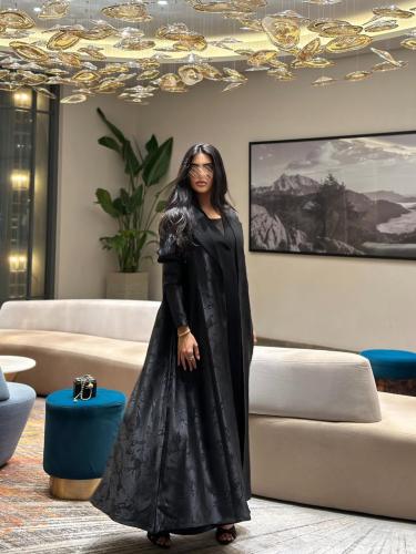 عباية جاكار خفيف مع كريب اسود فاحم داخلي نص كلوش