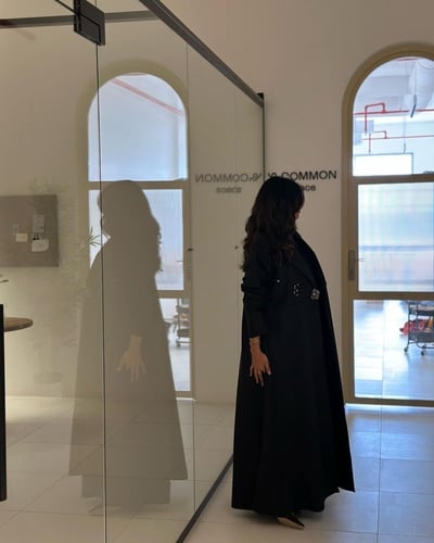 عباية كلوش تفتة اسود مع ورد اورقانزا مع لؤلؤ وكرست...