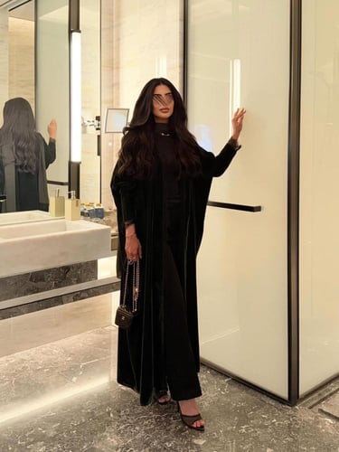 عباية مخمل زيتي مع دانتيل اسود نص بشت