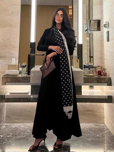 عباية كريب اسود مبطن مع شيفون منقط ودانتيل ابيض