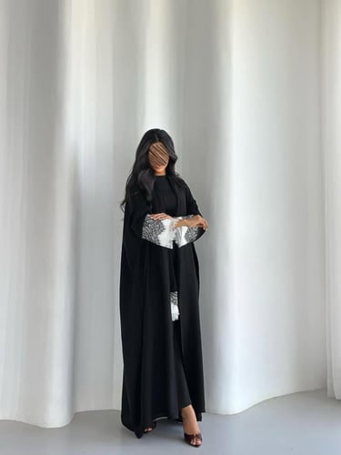 عباية كريب اسود مع دانتيل ابيض واسود نص بشت