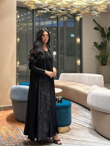 عباية جاكار خفيف مع كريب اسود فاحم داخلي نص كلوش