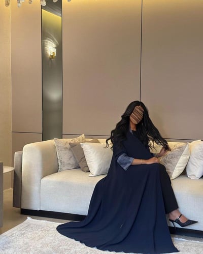 عباية كريب كحلي مع اكمام ازرق مشجر.كلوش