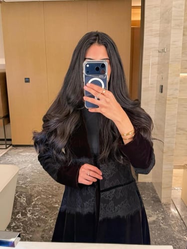 عباية مخمل بني مبطن مع دانتيل اسود