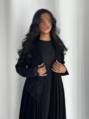 عباية كريب اسود فاحم مع دانتيل وتكسير