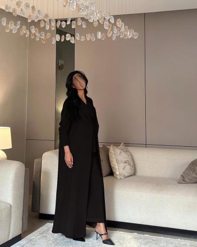 عباية بليزر كريب اسود مع طقم داخلي قطعتين القصة عا...