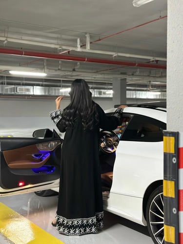 عباية كريب ملكي اسود مع تطريز ابيض