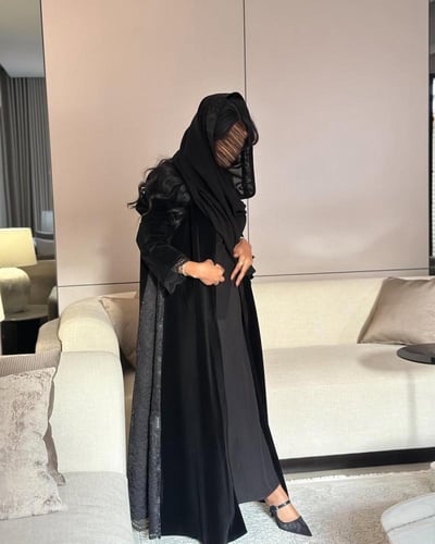 عباية مخمل ثقيل اسود مع دانتيل مبطن بالشيفون القصة...