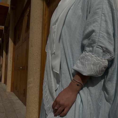 عباية لنن هندي سماوي مع أبيض + طرحة من الشيفون الأ...