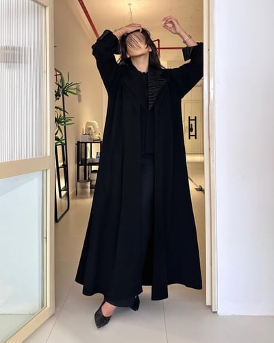 عباية بليزر كريب ملكي مع تطريز أبيض