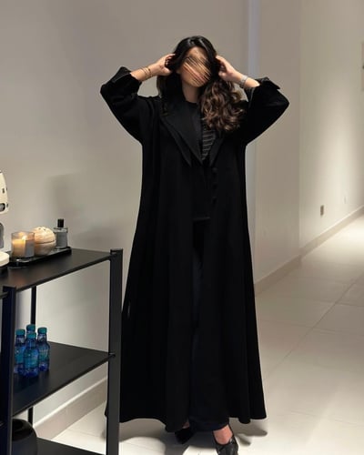 عباية بليزر كريب ملكي مع تطريز أبيض