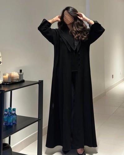 عباية بليزر كريب ملكي مع تطريز أبيض