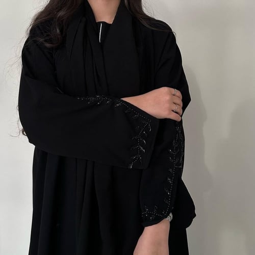 عباية كلوش اسود مع خرز القماش كريب ملكي