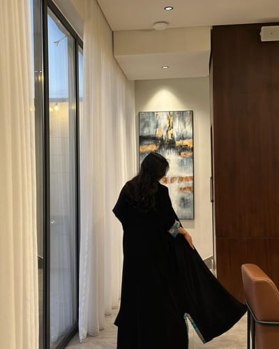 عباية نص بشت كريب ملكي اسود مع تطريز هندي تركواز و...