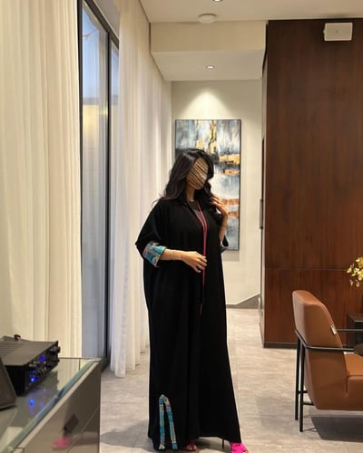 عباية نص بشت كريب ملكي اسود مع تطريز هندي تركواز و...