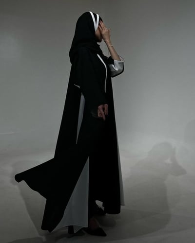 عباية كلوش كتان اسود مع ابيض