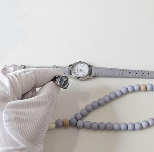 ساعة جلد باللون الرمادي مع سبحه وخاتم