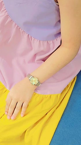 ساعة بنات متوفره بلونين ذهبي وفضي