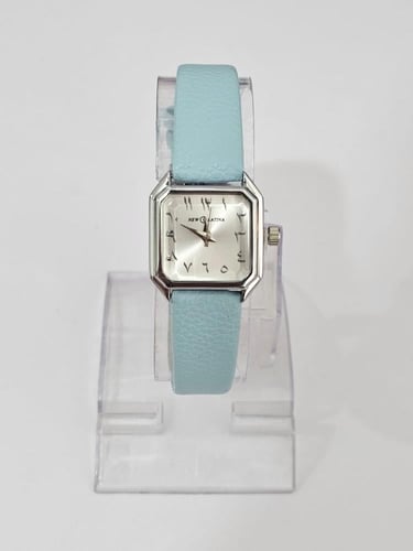 ساعه جلد للأولاد لونين ابيض وسماوي