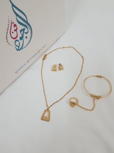 طقم اطفال مطلي بالذهب