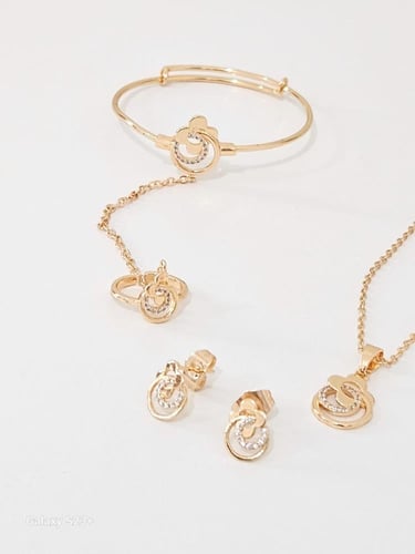 طقم المجوهرات الذهبي الفاخر