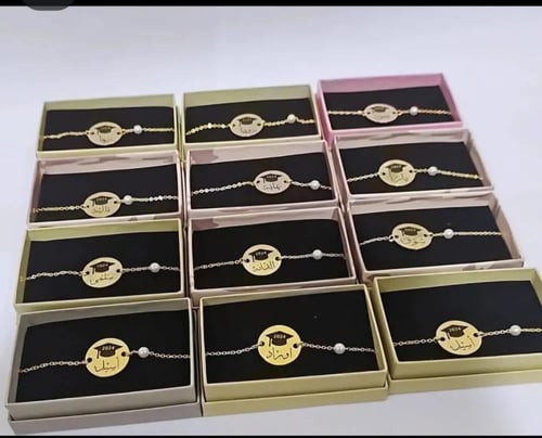 إسورة تخرج مطليه بالذهب