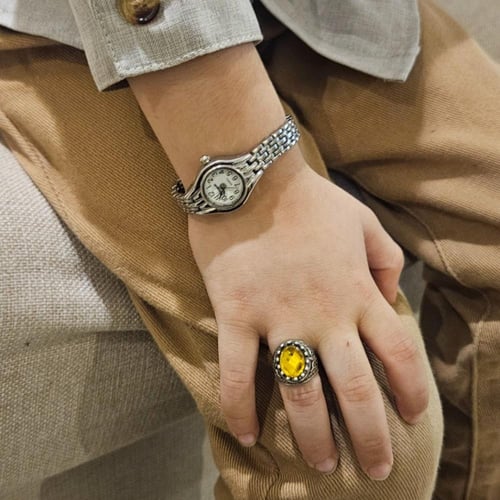 ساعة أولاد أنيقة مع خاتم حجر لامع بلون اصفر ذهبي