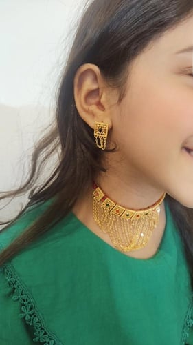 طقم مخنق أطفال ذهبي مع حلق بتصميم تراثي أنيق