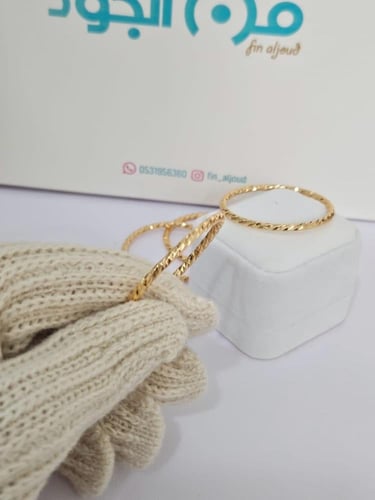 أسورة مطلية بالذهب بتصميم عصري