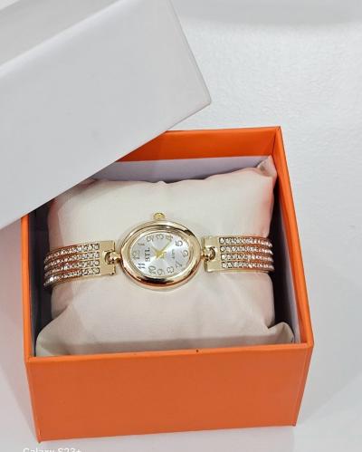 ساعة بنات فاخرة بلمسة ذهبيه