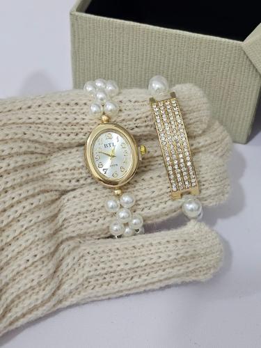 ساعة لؤلؤ مع أسورتها الفاخرة