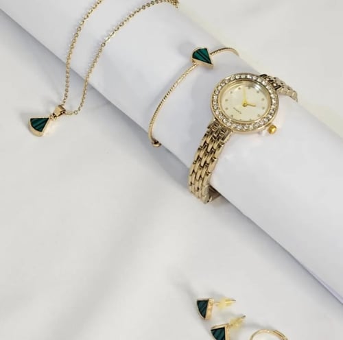 طقم بناتي مميز