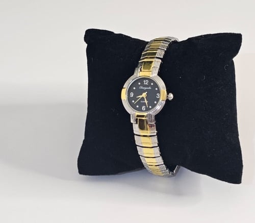 ساعة بنات أنيقه بميناء اسود