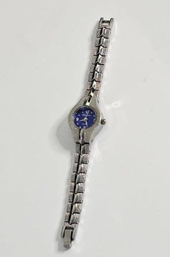 ساعة فضي وأزرق