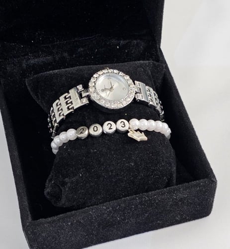 ساعة واسورة تخرج