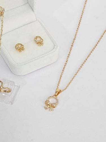 طقم أطفال ذهبي فاخر لإطلالة مميزة