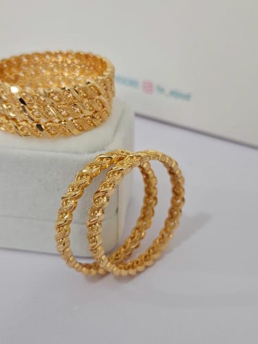 بناجر مطلية بالذهب بتصميم مبروم أنيق