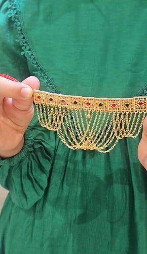 طقم مخنق أطفال ذهبي مع حلق بتصميم تراثي أنيق