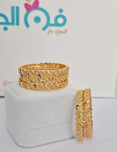 بناجر مطلية بالذهب بتصميم مبروم أنيق